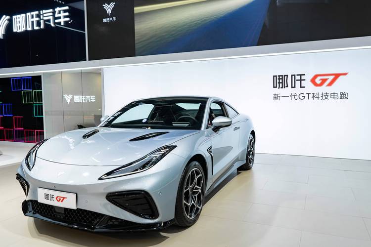 惠州132哪吒汽车在智能汽车领域的表现，领途汽车在新能源汽车市场中的影响力